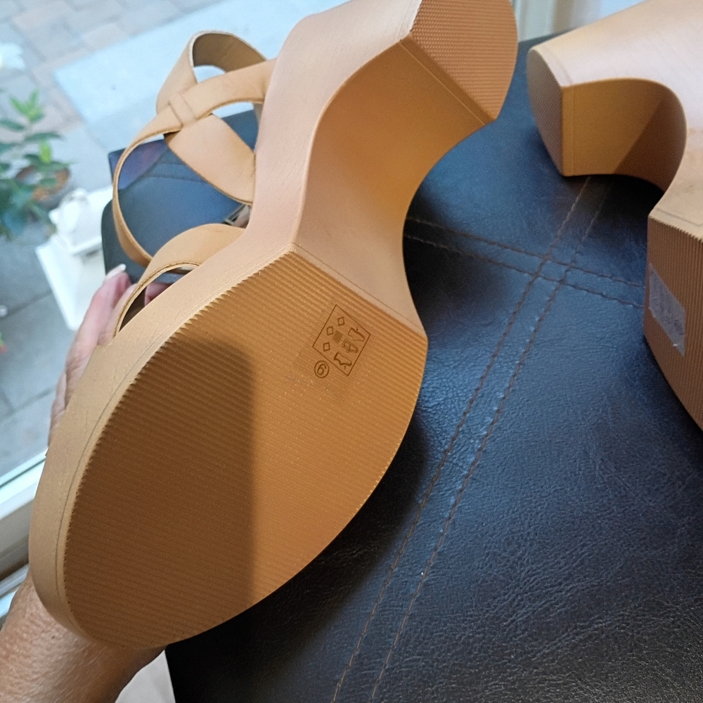 NWT.CL by Laundry Women's Camel Sandals - Picture 6 of 7